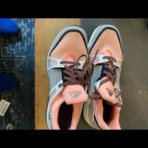 Addias Coral Sneaker